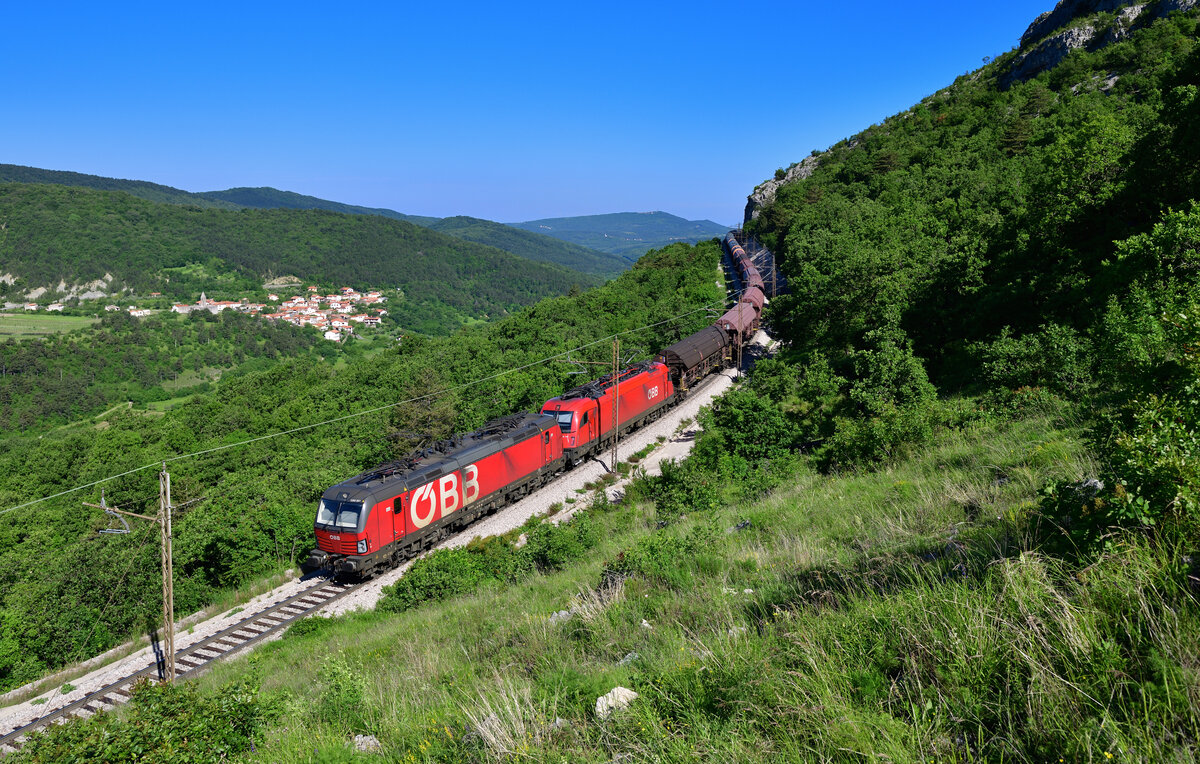 1293 031 + 1216 146 mit einem Güterzug am 10.05.2024 bei Hrastovlje.