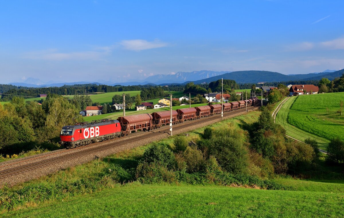 1293 069 mit einem Güterzug am 13.09.2021 bei Pöndorf.