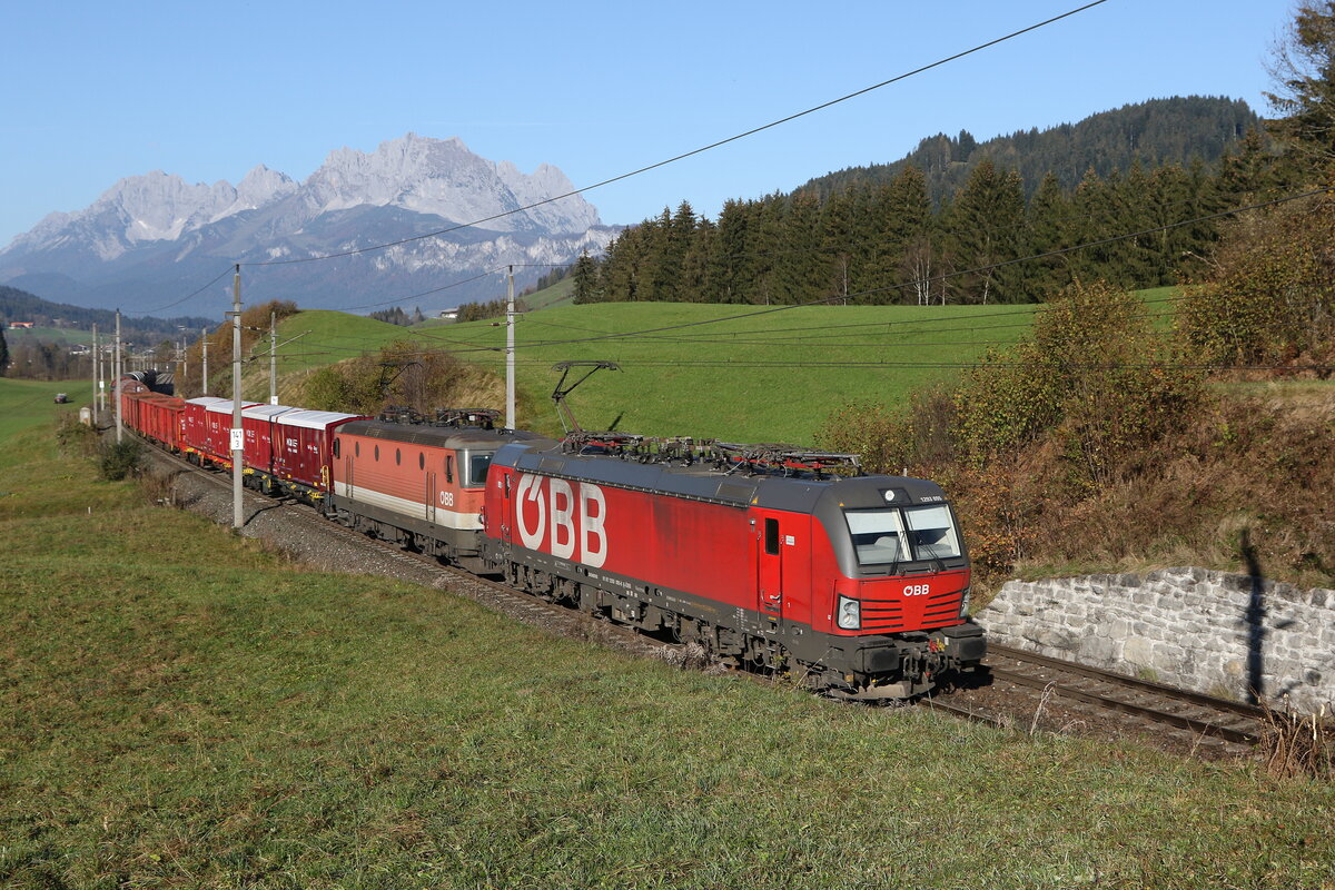 1293 095 und 1144 069 waren am 29. Oktober 2024 bei Fieberbrunn in Richtung Zell am See unterwegs.