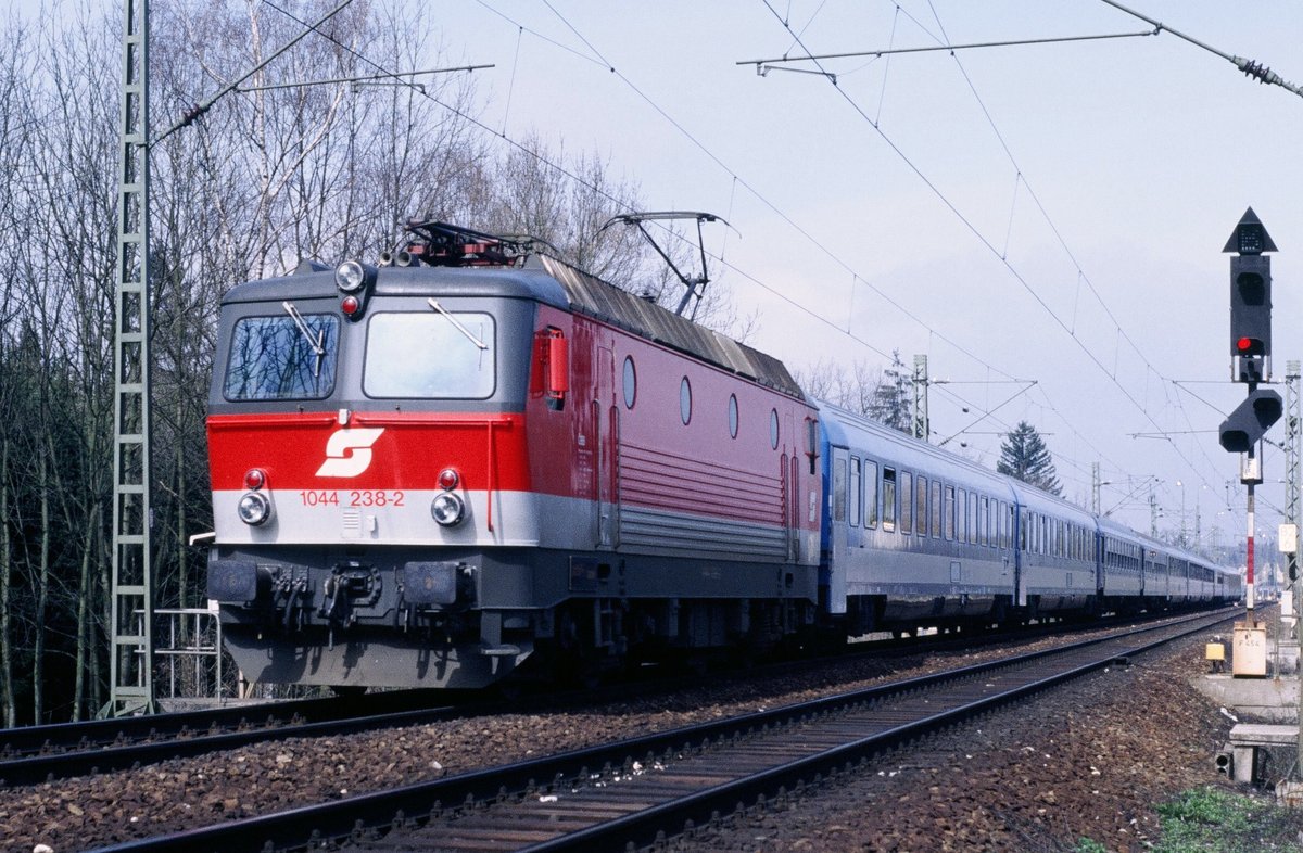 13.04.1993, Eurocity 63  Bela Bartok  mit dem  Wagensatz der ungarischen MAV (Danke Josef)  hat den Bahnhof Freilassing verlassen und befindet sich auf der Fahrt in Richtung Salzburg Hbf kurz vor der Saalachbrücke.