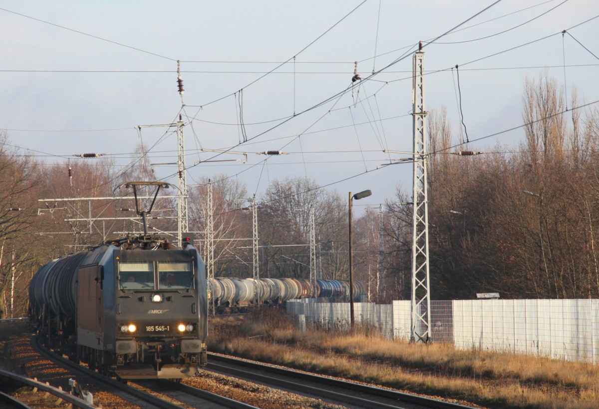 13.12.2013 Zepernick. 185 545 mit Ganzzug Richtung Karower Kreuz. Neu ist die Einfriedung der Ladestraße, welche von der Gemeinde Panketal zum Bau von Parkplätzen erworben wurde.