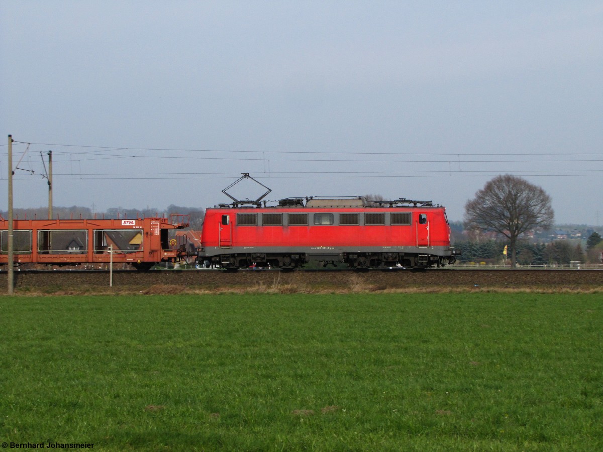 140 681-8 fährt mit einem leeren Autozug bei Wissingen Richtung Hannover. März 2014