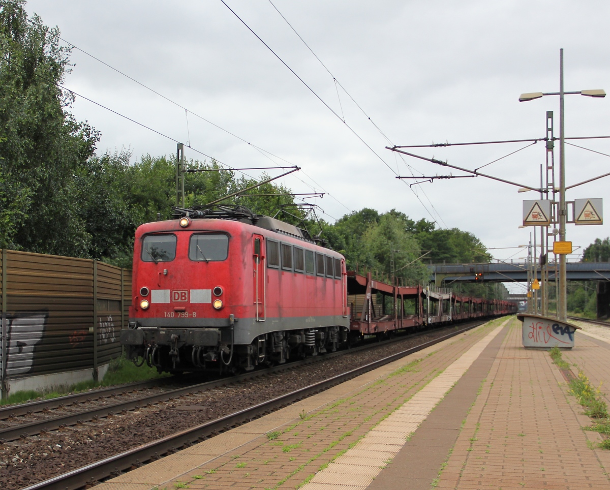 140 799-8 mit leeren Autotransportwagen in Fahrtrichtung Seelze. Aufgenommen in Dedensen-Gümmer am 10.07.2013.