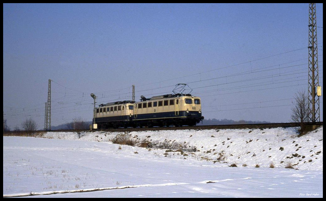 140354 hat hier am 20.1.1991 um 14.24 Uhr bei der Durchfahrt in Hiddenhausen - Schweicheln die 140491 auf dem Weg in Richtung Bielefeld im Schlepp.