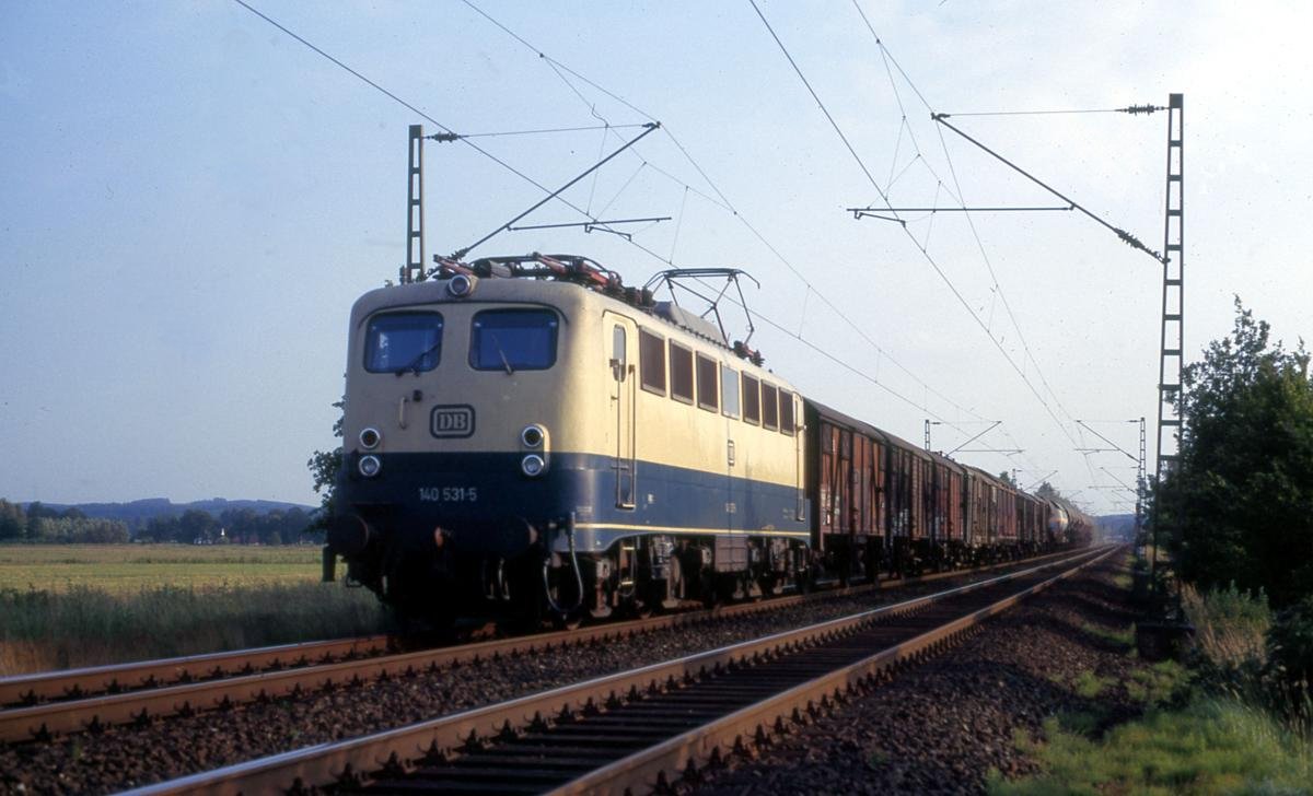 140531 mit Güterzug Richtung Osnabrück am 8.7.1987 um 19.46 Uhr am Ortsrand von Hasbergen.
