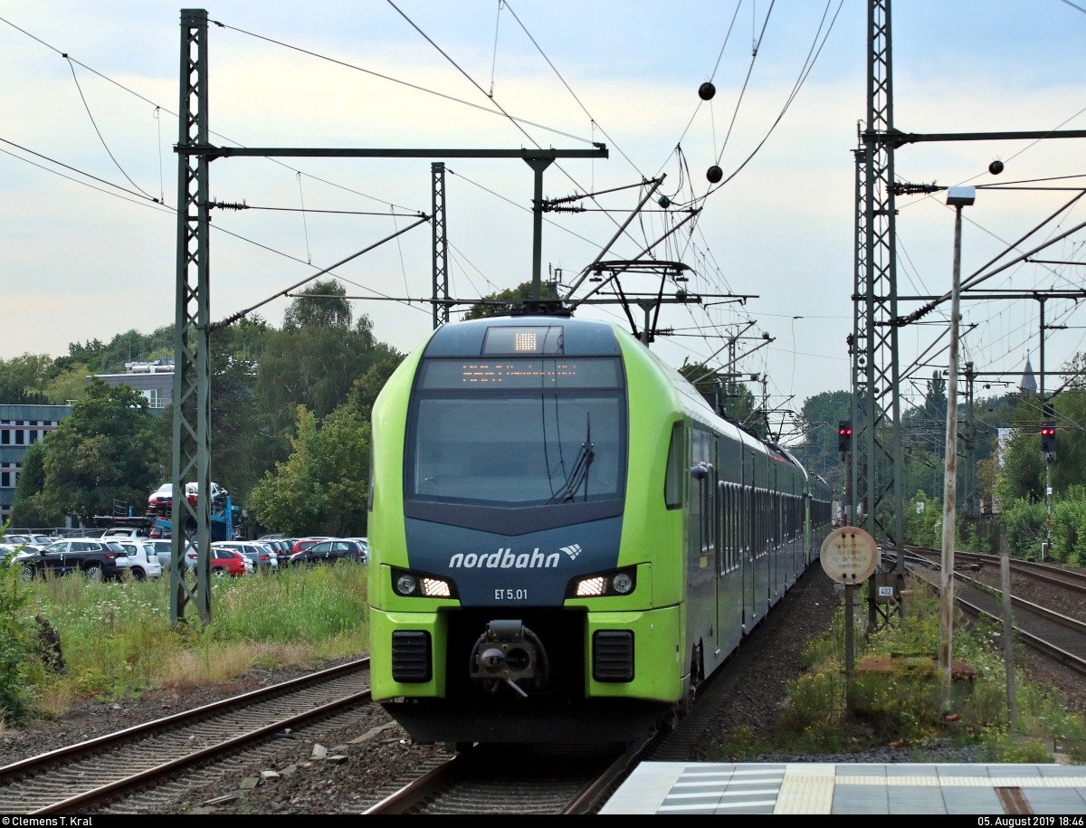 1429 001-9 (ET 5.01) und 1430 037-0 (ET 6.02 | Stadler FLIRT 160) der NBE Nordbahn Eisenbahngesellschaft mbh & Co. KG als verspätete RB 75539 (RB61) von Itzehoe nach Hamburg Hbf erreichen den Bahnhof Pinneberg auf der Bahnstrecke Hamburg-Altona–Kiel (KBS 103).
Das Bahnsteigende war wegen Umbaus leider nicht zugänglich.
[5.8.2019 | 18:46 Uhr]