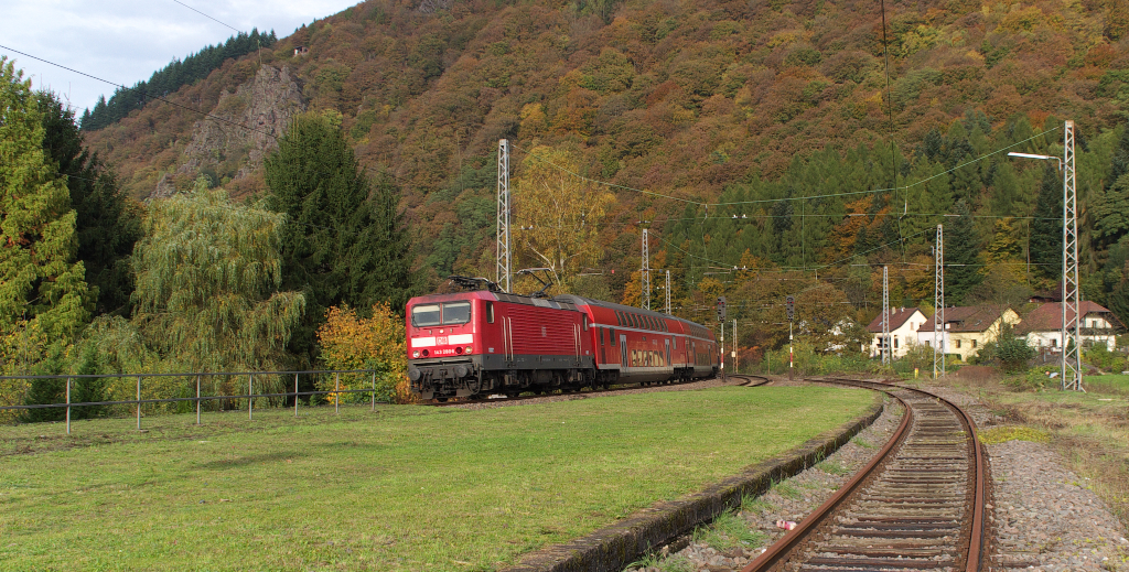 143 280 kommt uns ganz selten vor die Linse. - Am 25.10.2013 war sie im Umlauf der Linie RE1 von Saarbrcken nach Koblenz und hier wieder zurck.
Noch zwei scharfe Kurven bis Mettlach und dann ist der Teil im unteren Saartal durchfahren, wo meistens nur 80 Km/h erlaubt sind.

Zwischen Saarhlzbach und Serrig reichen fotogene Felswnde bis an die Strecke heran.

Saarhlzbach - Bahnstrecke 3230 Saarbrcken - Karthaus

Der Standpunkt ist ungefhrlich, denn hinter mir steht ein Prellbock und nach Vorne ist das Gleis gekappt und ohne Anschlu.