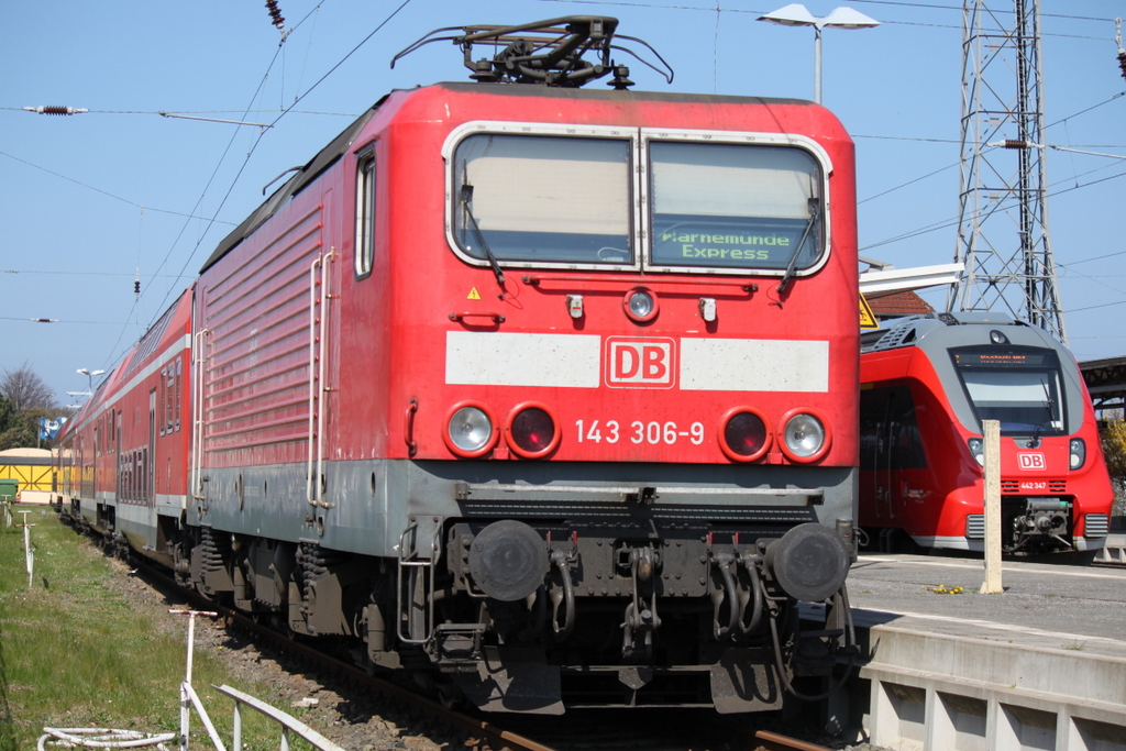 143 306-9 stand am 19.04.2015 mit RE 18591 von Warnemnde nach Berlin Hbf(tief)noch ruhig in Warnemnde.