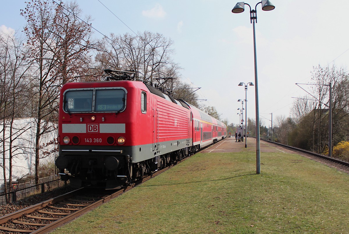 143 360-6 fährt am 02.04.2014 mit dem  RE 4771 nach Dresden Hbf durch Zwickau-Pölbitz.  