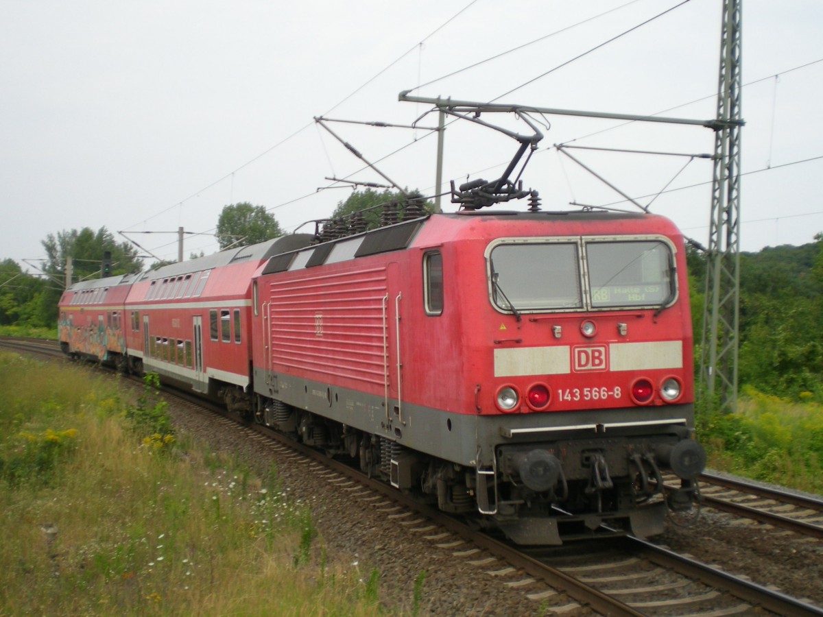 143 566-8 verläßt am 12.08.2015 um 17:50 Uhr mit RB 26274 aus Naumburg den Bahnhof Weißenfals pünktlich in Richtung Halle. 