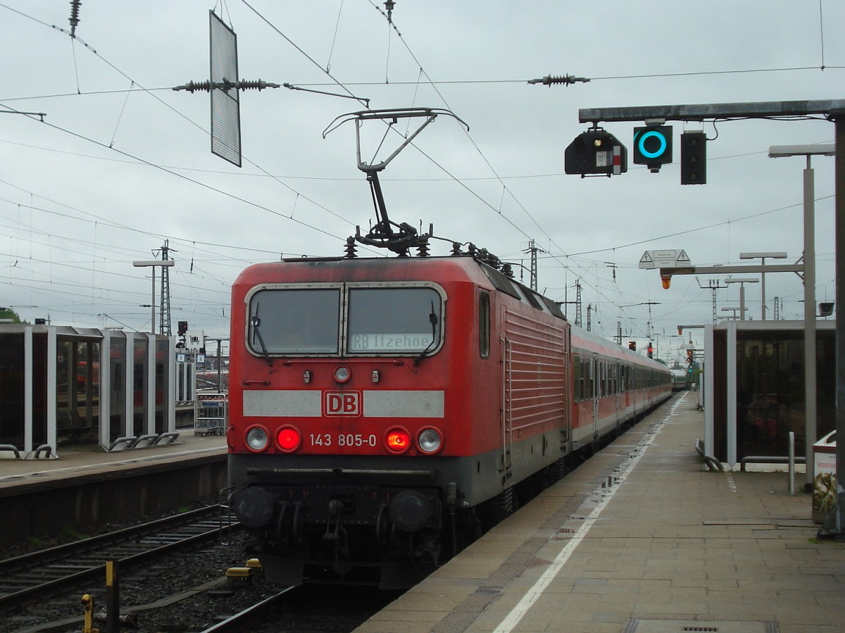 143 805-0 am 31.5.2010 im Bahnhof Hamburg-Altona vor dem RB 21162 nach Itzehoe