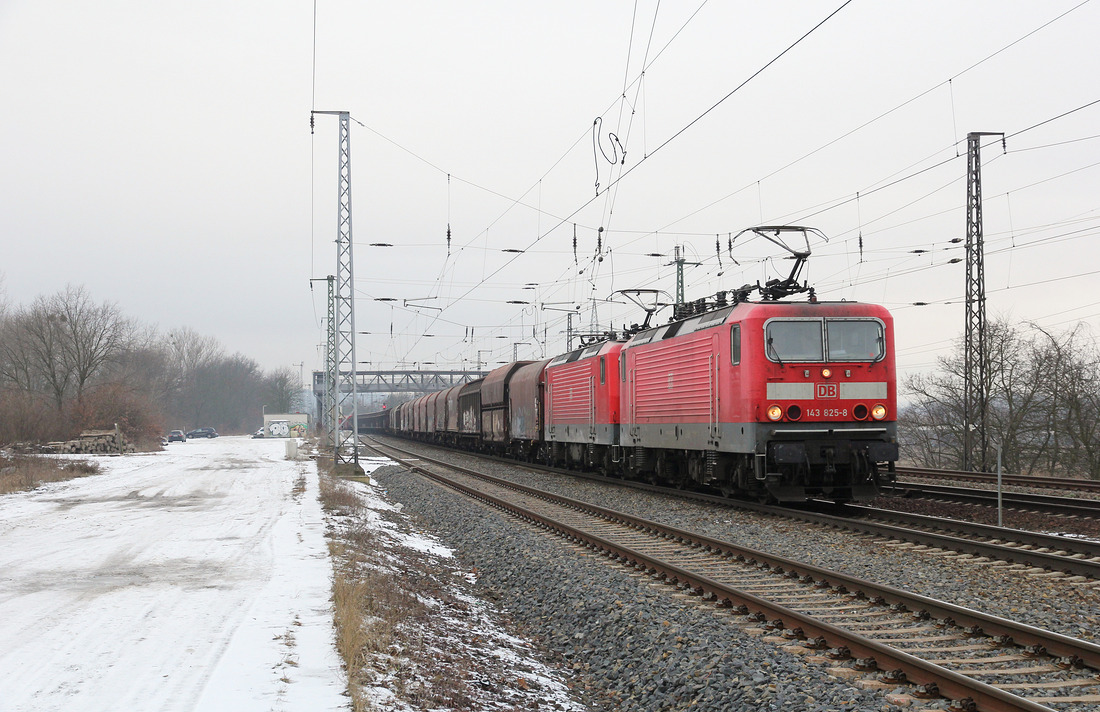 143 825 + 143 893 mit der Übergabe von Seddin nach Ziltendorf EKO am 14. Januar 2017 in Saarmund.