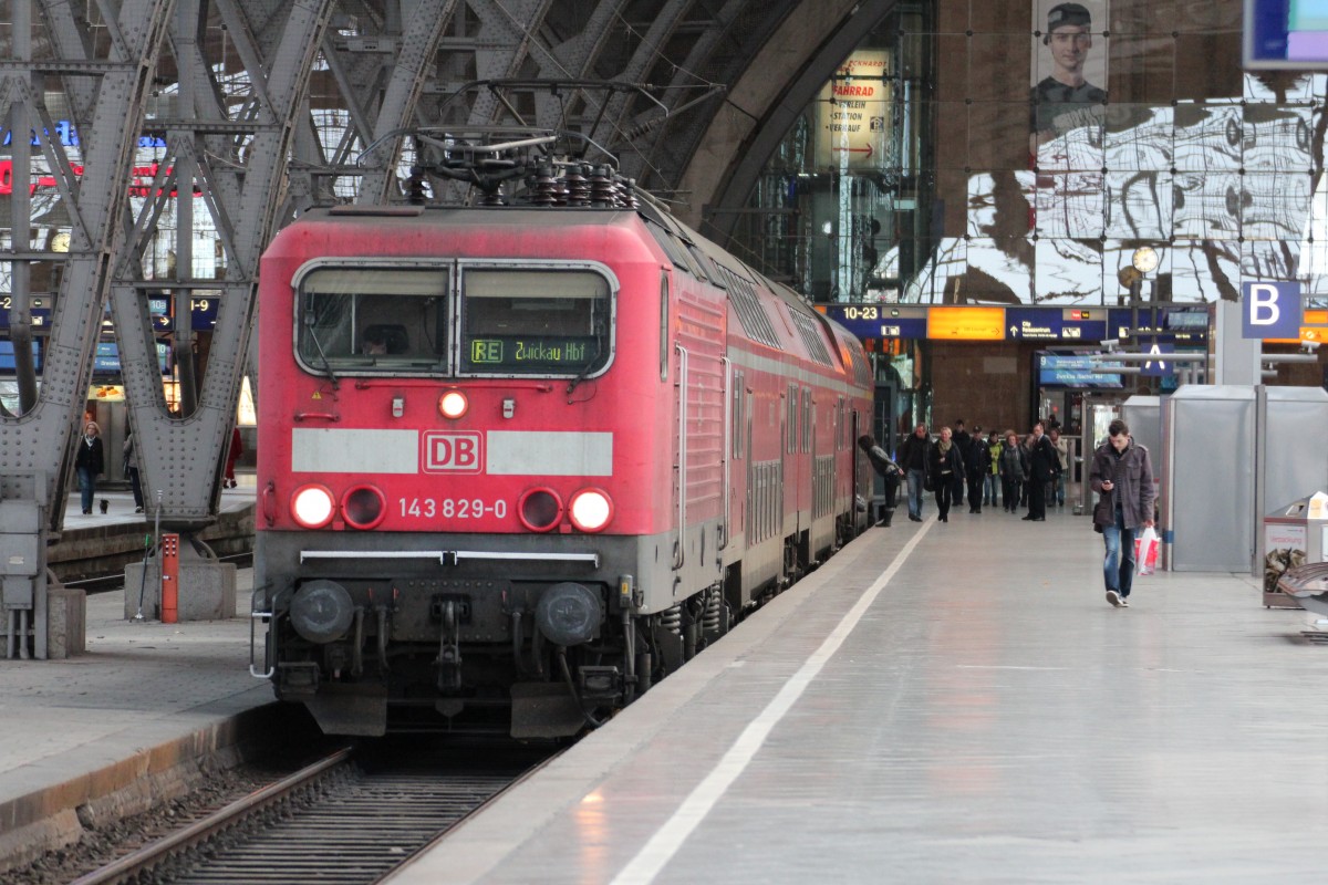 143 829-0 wartet am 17.10.2013 mit dem RE 26077 nach Zwickau(Sachs)Hbf auf die Abfahrt in Leipzig Hbf.   