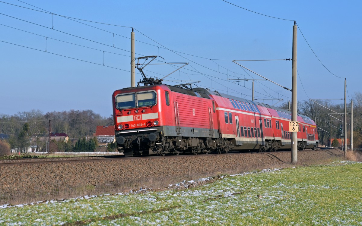 143 832 schob am 01.02.15 eine RB von Leipzig nach Wittenberg durch Burgkemnitz und wird den dortigen Haltepunkt gleich erreichen.