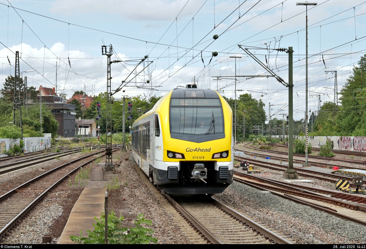 1430 555-1 (ET 6.12 | Stadler FLIRT 160) der Go-Ahead Baden-Württemberg GmbH (GABW) als RE 19069 (RE8) von Würzburg Hbf nach Stuttgart Hbf erreicht den Bahnhof Ludwigsburg auf Gleis 4.
Viele Grüße zurück an den Tf!
Aufgenommen am Ende des Bahnsteigs 4/5.
[28.7.2020 | 14:43 Uhr]