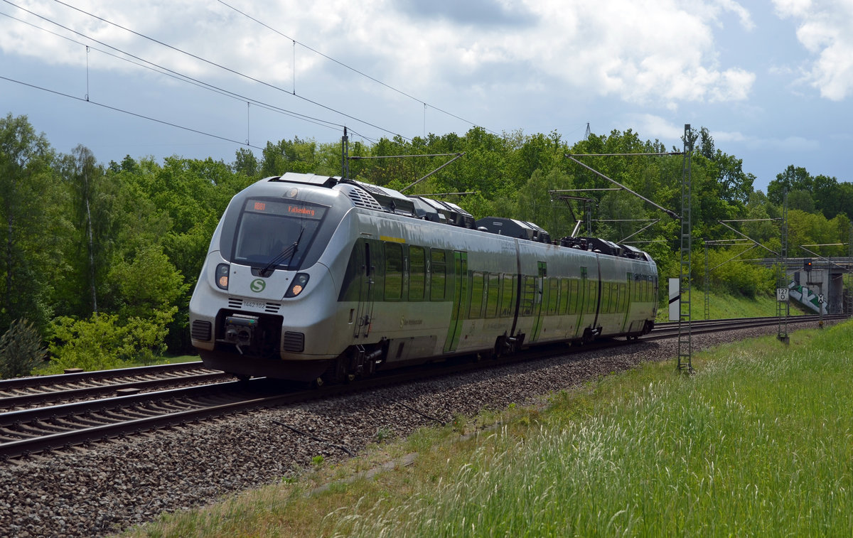 1442 102 erreicht am 15.05.16 auf der Fahrt von Bitterfeld nach Falkenberg(E) in kürze Muldenstein. 