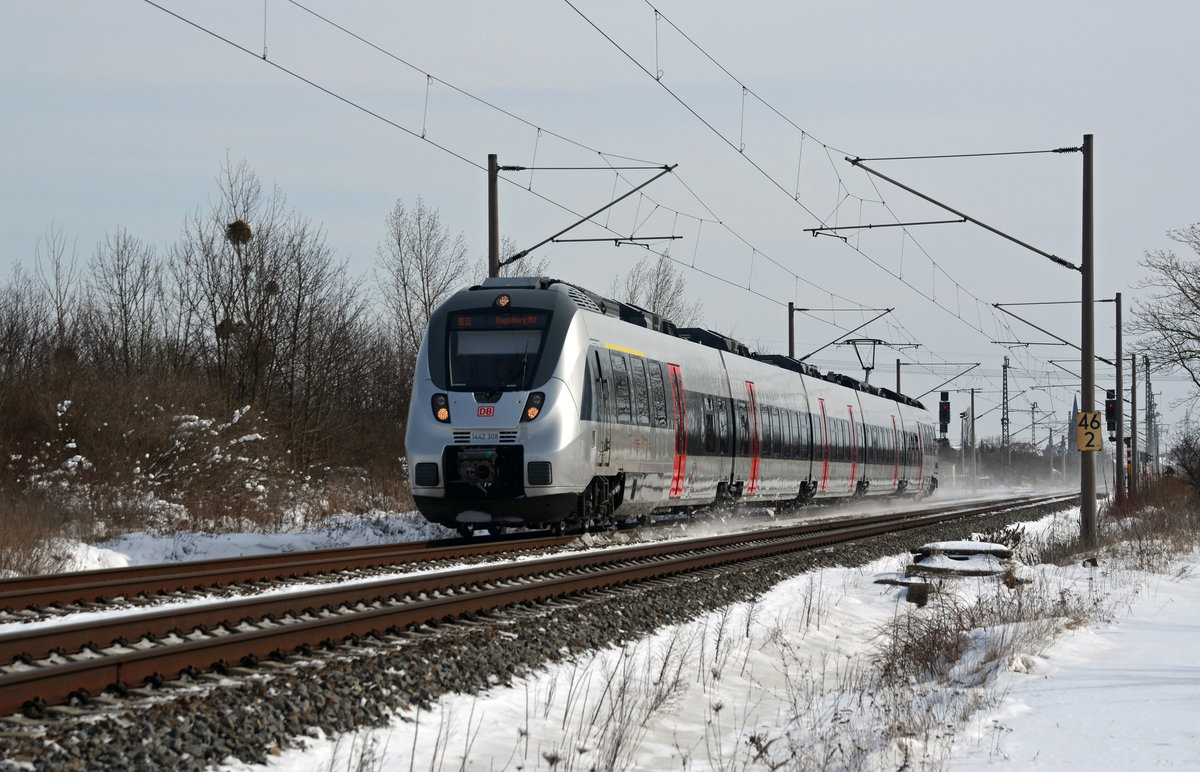 1442 308 fuhr am 18.03.18 als RE von Leipzig nach Magdeburg. Hier durcheilt der Silberhamster Greppin Richtung Dessau und wirbelt dabei Schnee und Eis auf.