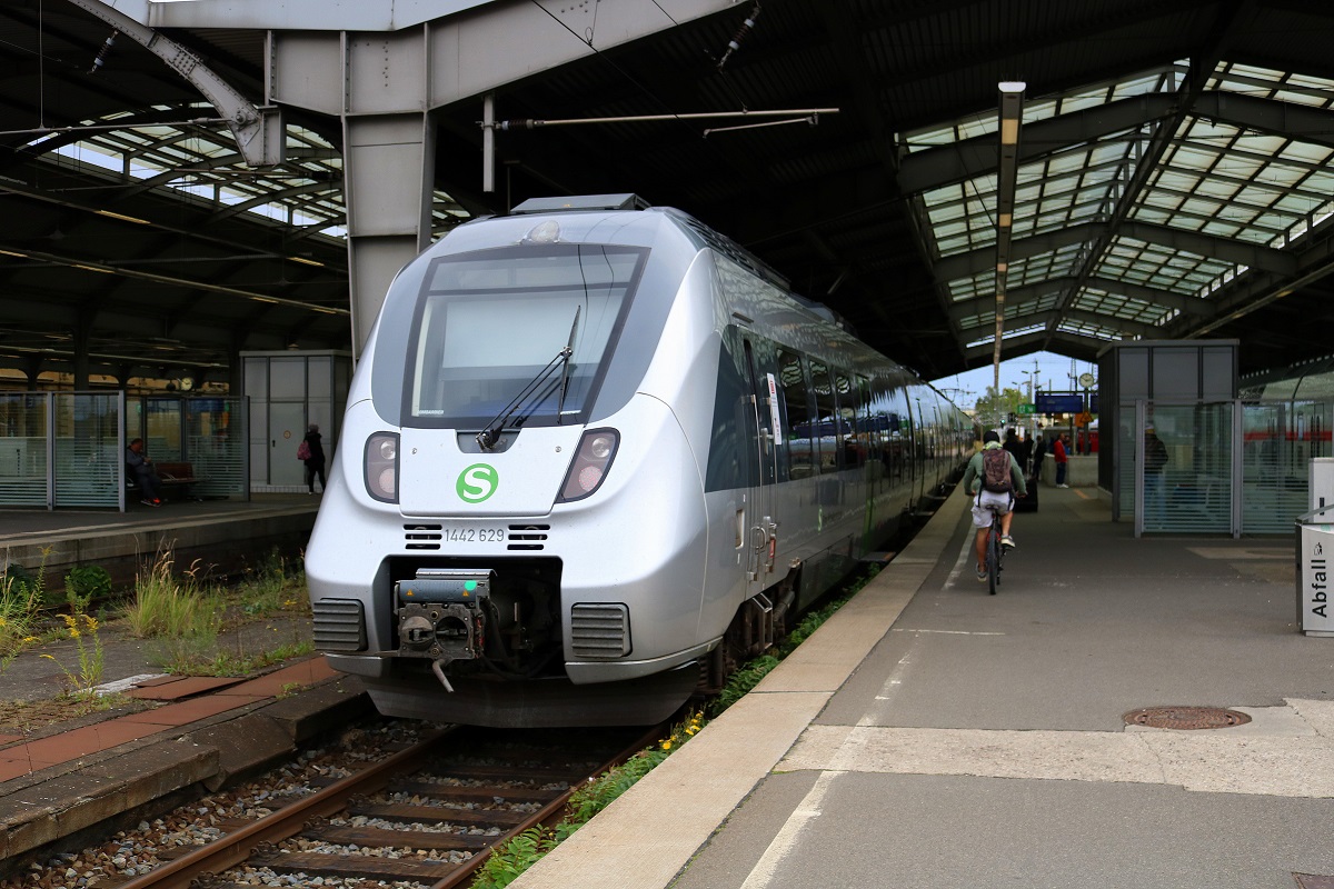 1442 629 und ein weiterer 1442 (Bombardier Talent 2) der S-Bahn Mitteldeutschland (DB Regio Südost) als S 37336 (S3) von Geithain haben ihren Endbahnhof Halle(Saale)Hbf auf Gleis 2 erreicht. [9.9.2017 | 14:54 Uhr]