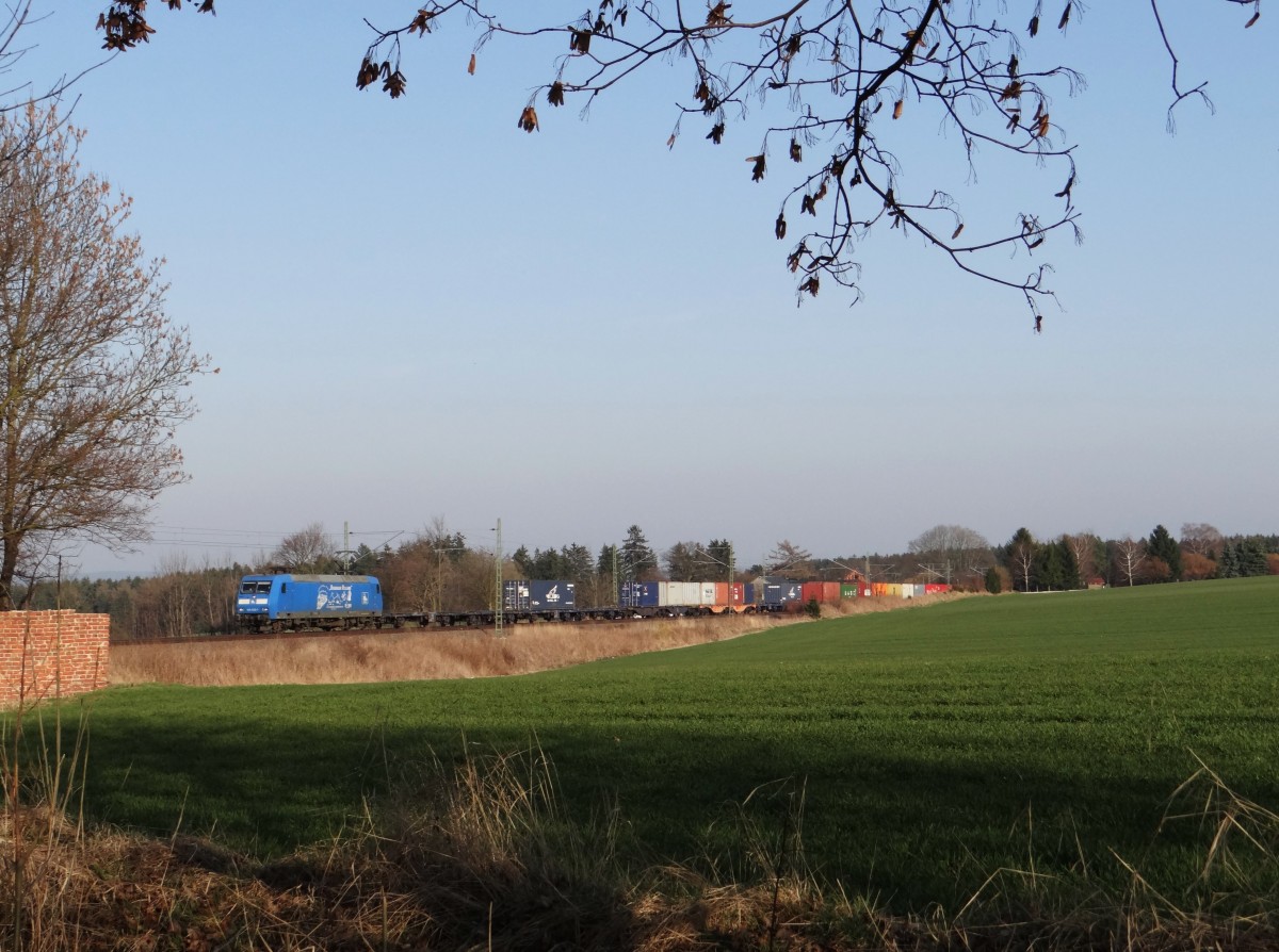 145 030 der Press zusehen am 14.03.14 mit einem Containerzug an der Schöpsdrehe bei Plauen/V.