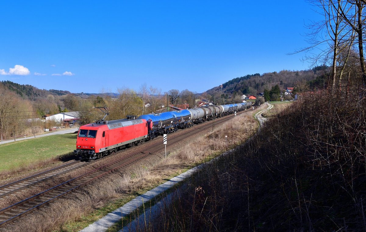 145 090 mit einem Kesselzug am 26.03.2021 bei Seestetten.