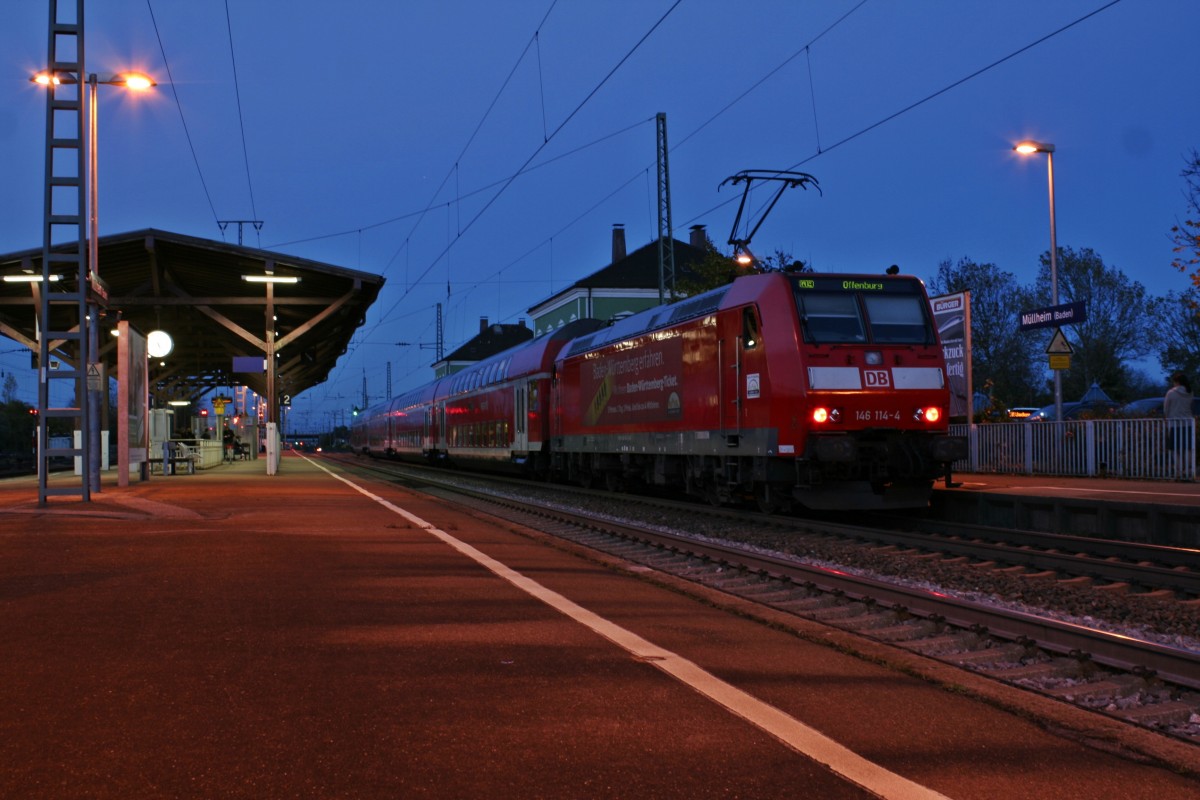 146 114-4 mit einem RE von Basel nach Offenburg am Abend des 09.11.13 beim Halt in Mllheim (Baden).