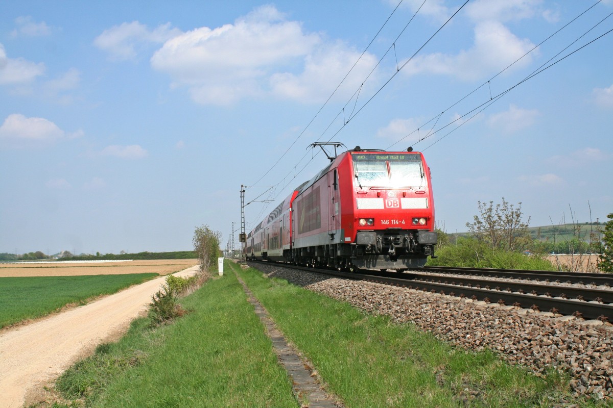 146 114-4 mit einem RE von Offenburg nach Basel Bad. Bf am Nachmittag des 13.04.14 südlich von Hügelheim.