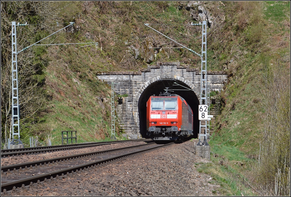 146 116-9 verschwindet gleich im Südportal des Hohnentunnels. Triberg, April 2015.