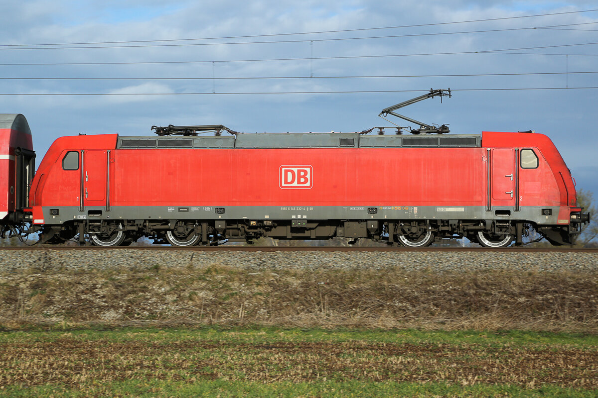  146 232 mit Doppelstockwagen von München Hbf nach Regensburg. Fotostelle ist bei Pulling, etwas südlich von Freising. Am Morgen des 16.03.2024 geklickt.