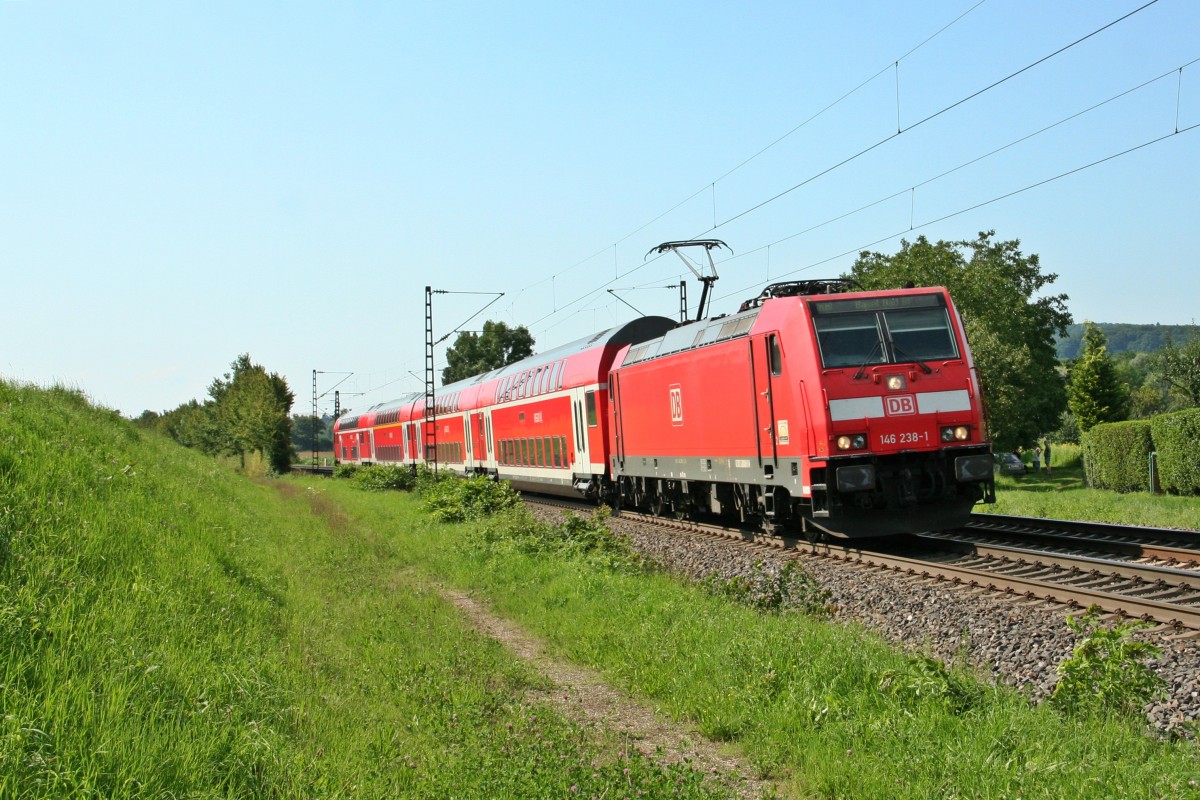 146 238-1 mit einem RE von Offenburg nach Basel Bad. Bf am Nachmittag des 01.08.14 nrdlich von Kollmarsreute.