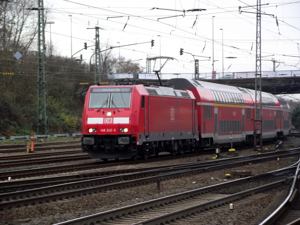 146 242-3 mit RE nach Würzburg Hbf in Hanau Hbf am 07.12.13 von Bahnsteig aus fotografiert