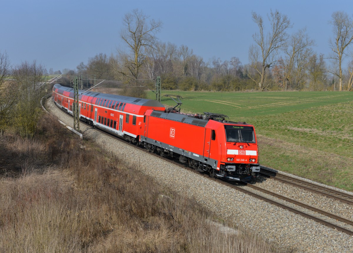 146 246 mit einem RE nach Passau am 07.03.2014 bei Langenisarhofen.