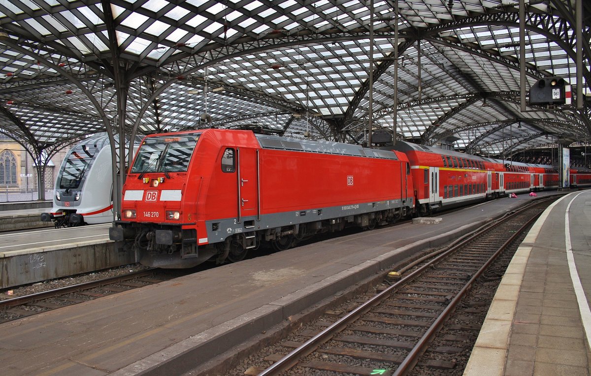 146 270 steht am 2.7.2017 mit dem RE6 (RE10646)  Westfalen-Express  von Düsseldorf Hauptbahnhof nach Köln/Bonn Flughafen im Kölner Hauptbahnhof. 