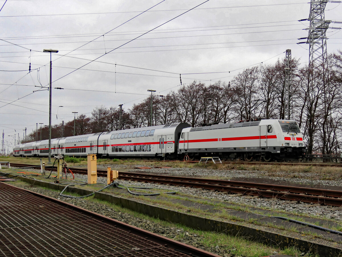 146 551 mit IC2-Garnitur am 25.12.2016 im Abstellbereich des Bf. Norddeich.