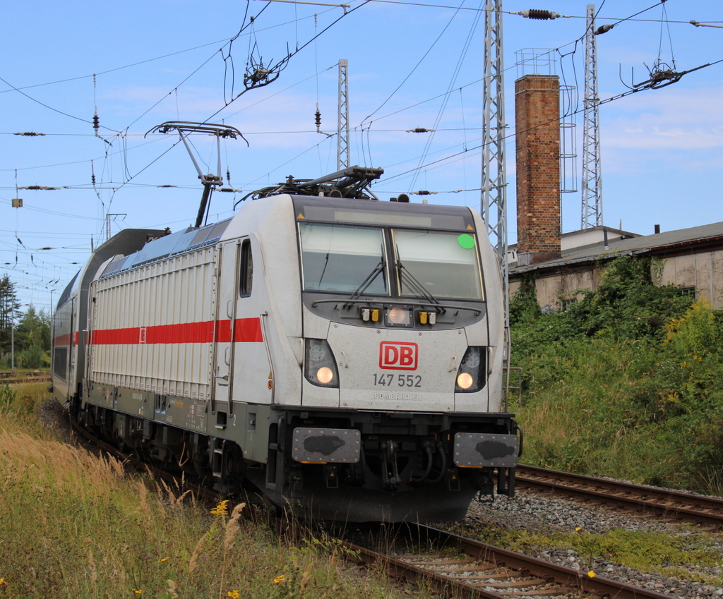 147 552 mit IC 2231(Magdeburg-Bergen)bei der Ausfahrt im Rostocker Hbf.17.08.2024