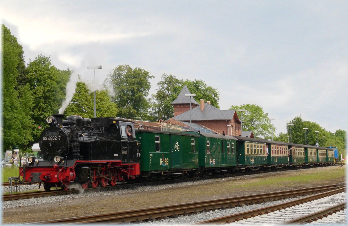 15. Juni 2011, Bahnhof Putbus: P102 von Göhren ist soeben angekommen. Er wird nach dem Ansetzen der Diesellok 251 901 am Zugende auf dem Dreischienengleis weiter nach Lauterbach-Mole fahren.