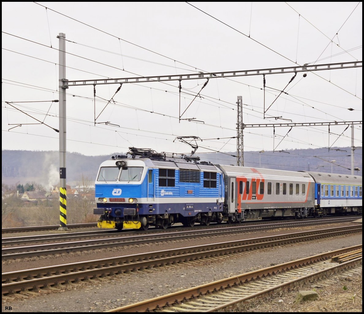 150 221  aus Prag kommend,fährt durch den Haltepunkt Prackovice nad Labem. Aufgenommen am 11.02.2015