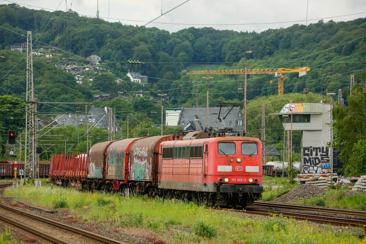 151 002-3 DB mit Güterzug in Wuppertal Steinbeck, am 18.05.2024.