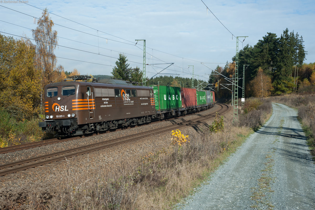 151 017-1 der HSL mit einem Containerzug Richtung Hof kurz vor dem Zielbahnhof, 31.10.2016