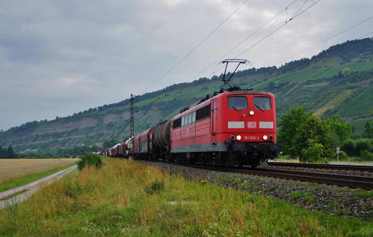 151 026-2 mit einen gemischten Güterzug Richtung Würzburg am 16.07.14 bei Thüngersheim.