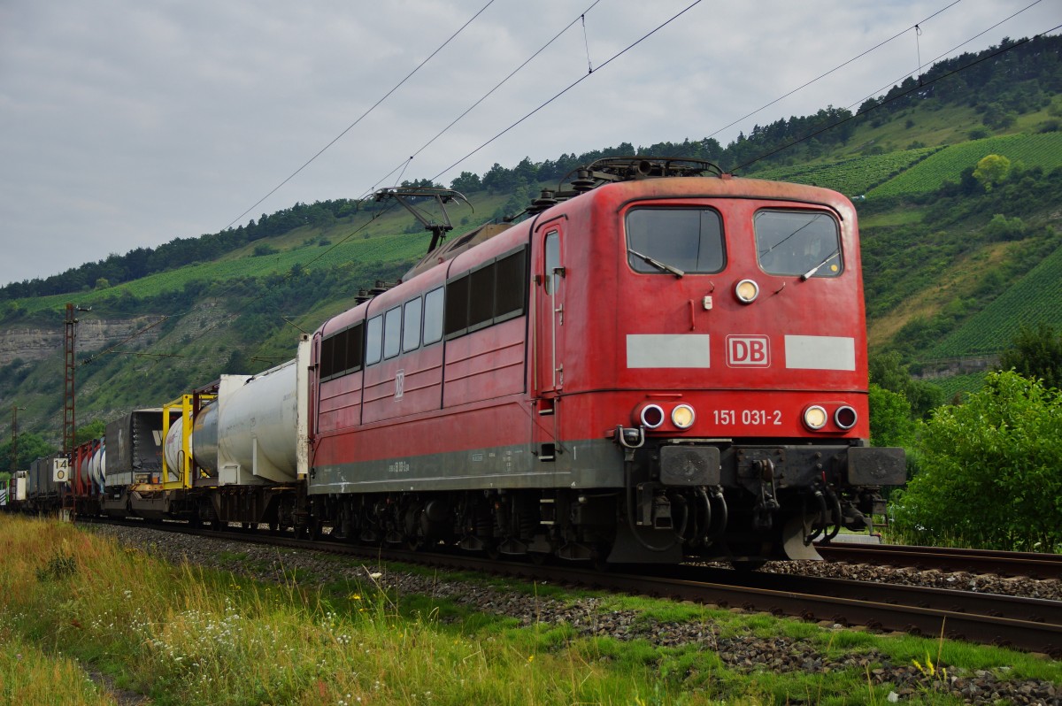 151 031-2 ist am 16.07.14 mit einen Aufliegerzug bei Thüngersheim unterwegs.