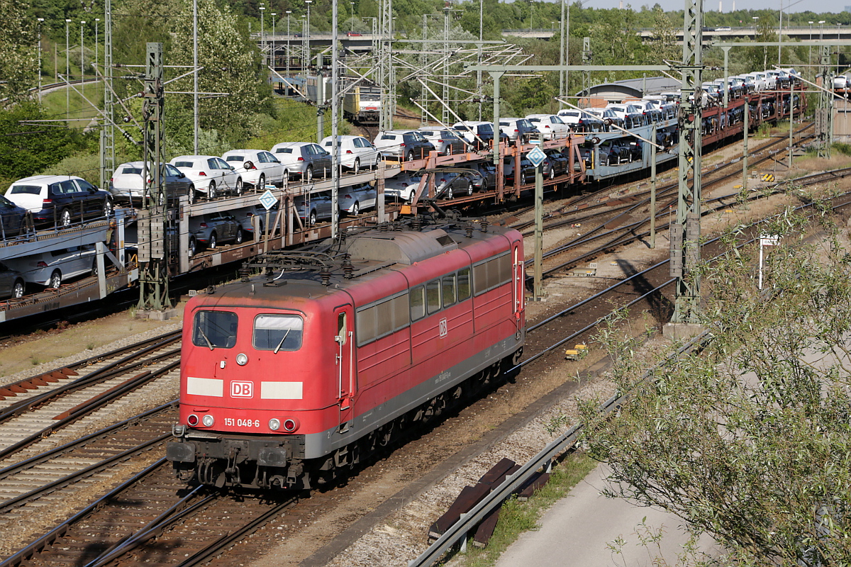 151 048 hat ihren Zug soeben in er Einfahrgruppe des Rangierbahnhofs München Nord abgestellt und befindet sich nun auf dem Weg ins Bw, 28.05.2015