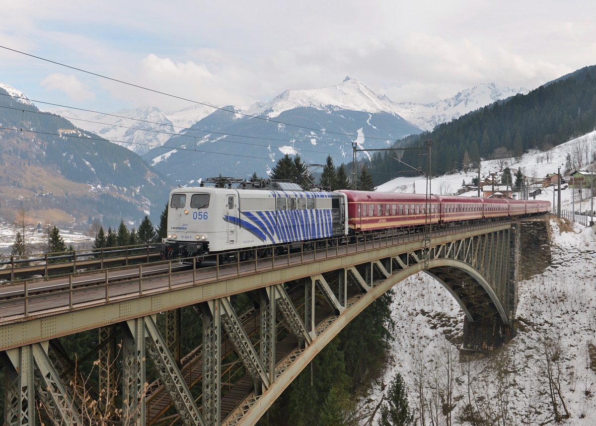 151 056 mit der Lp am 21.02.2015 bei Angertal. 