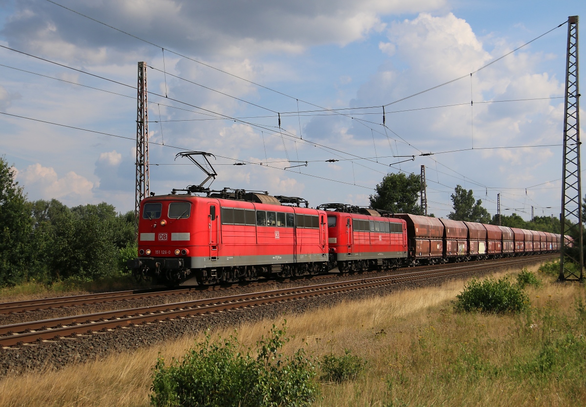 151 126-0 mit Wagenlok 151 064-3 und langem Erzzug in Fahrtrichtung Norden. Aufgenommen bei Wahnebergen am 22.07.2014.