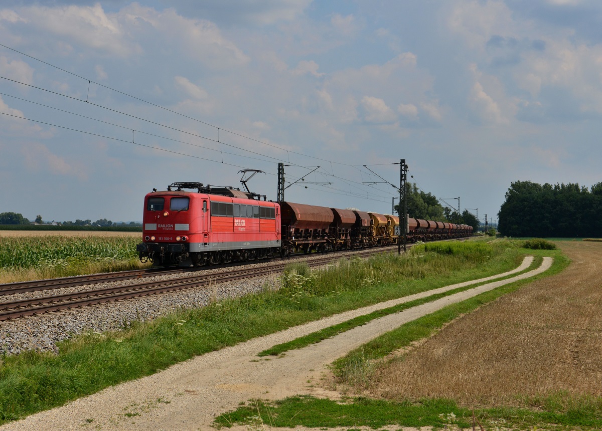 151 160 mit einem Schotterzug am 17.07.2014 bei Langenisarhofen. 