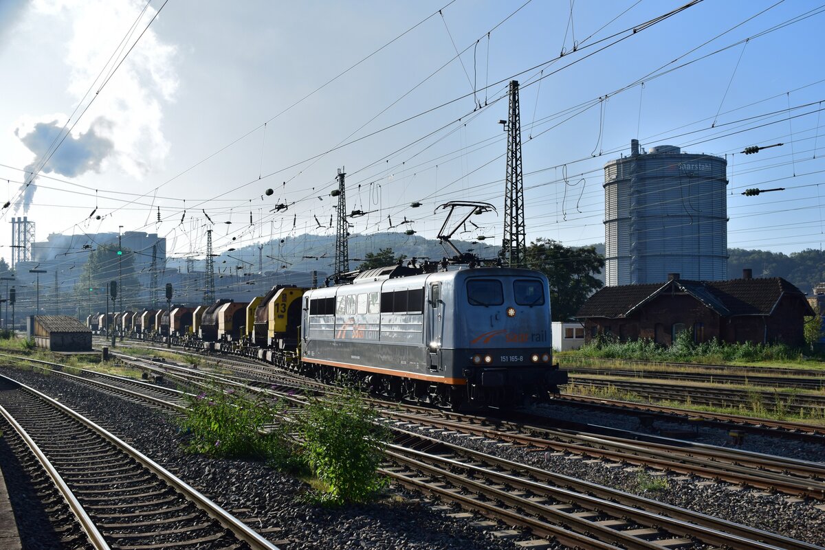 151 165-8 fährt mit einem leeren Torpedowagenzug in Völklingen aus in Richtung Dillingen um dort flüsigen Stahl zu laden.

Völklingen 01.10.2023