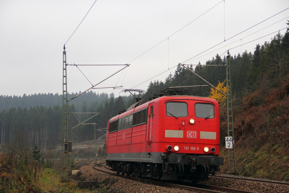 151 166-6 kehrt nach einem Schubdienst ber die Frankenwaldrampe zurck nach Probstzella am 14.11.2014.