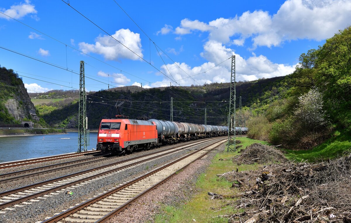 152 004 mit einem Kesselzug am 14.04.2023 bei St. Goarshausen.