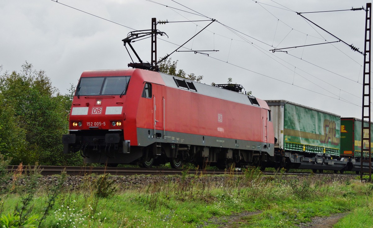 152 005-0 hier mit einen Aufliegerzug am 08.09.15 bei Thüngersheim.