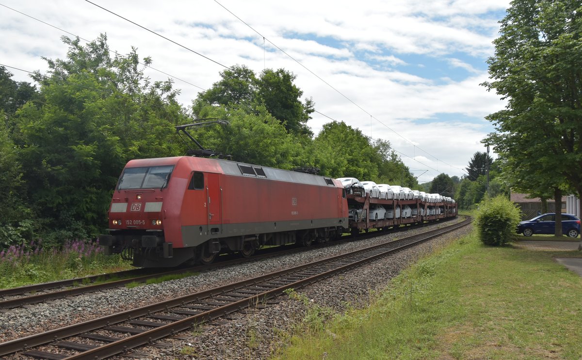 152 005-5, na klickt es da beim Einen oder Anderen? Für alle anderen, so sieht die CLAAS Werbelok heute aus, sie ist hier mit einem Audi-Zug am Mittag des 30.6.2020 in Neckargerach gen Heidelberg unterwegs.