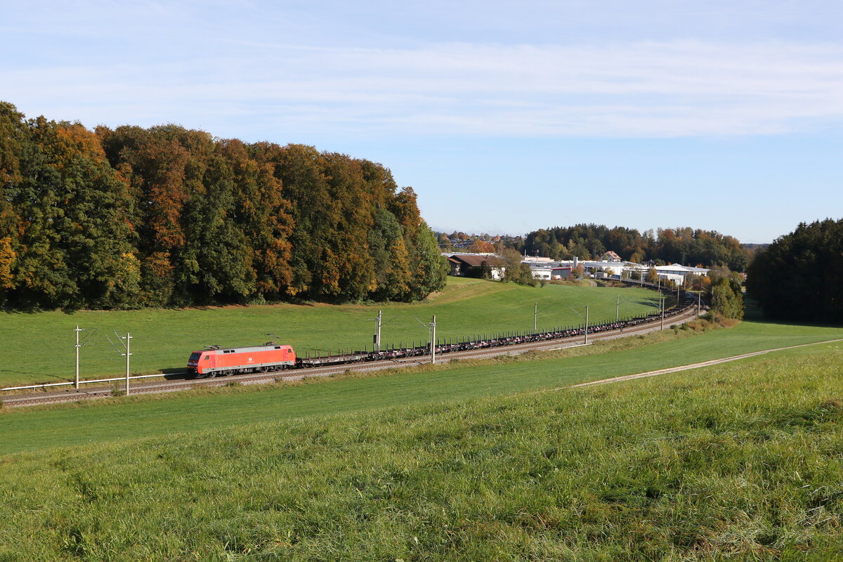 152 007 mit einem leeren Stahlzug aus Freilassing kommend am 12. Oktober 20224 bei Axdorf.